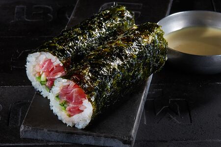 Хенд-ролл с тунцом