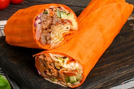 Шаурма в сырном лаваше с курицей 