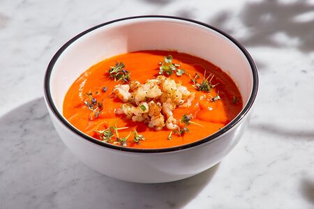 Гаспачо из печёного перца с тартаром из креветок