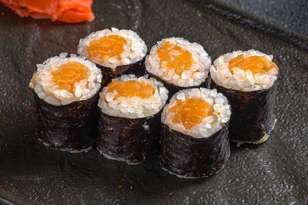 Мини-роллы с лососем