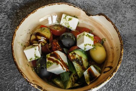 Греческий с гигантскими маслинами и соусом песто