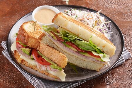 Сэндвич с копченой индейкой и ветчиной