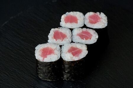 Маки с тунцом