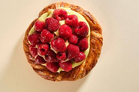 Слойка с малиной