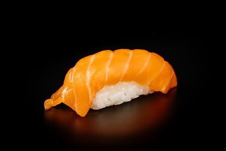 Суши с лососем