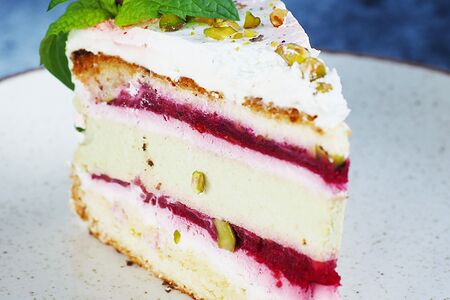 Торт малина-фисташка