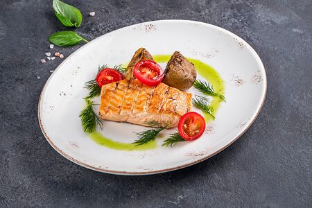 Филе лосося с томатами на гриле