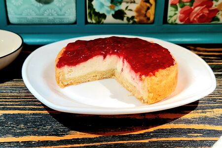 Пирожное Чизмини с ягодами в ассортименте