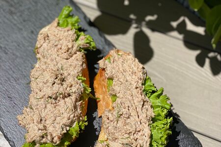 Брускетта с тунцом