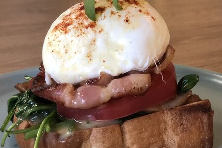 Бутерброд с яйцом пашот, беконом, томатами и зеленью