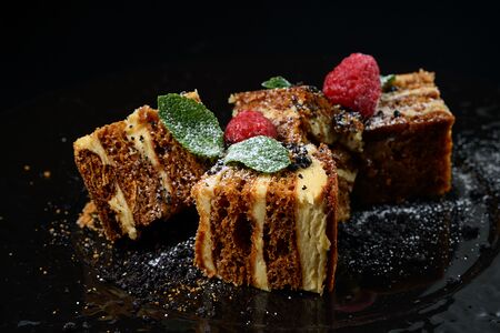 Медовик с соусом манго