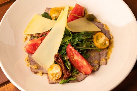 Салат с ростбифом и рукколой