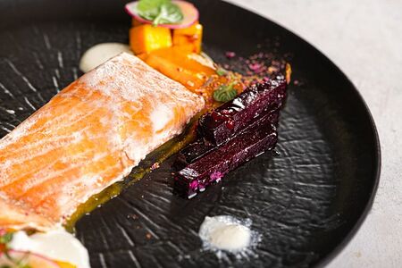 Стейк из дикой форели со шпинатом и сыром пармезан