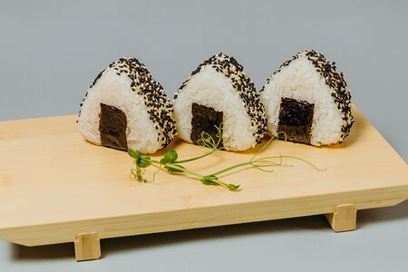 Онигири Авокадо с творожным сыром