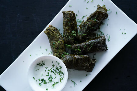 Долма в виноградных листьях