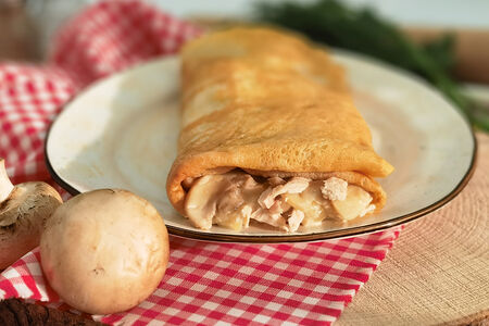 Блин с куриным жюльеном и грибочками