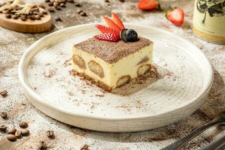 Тирамису с тертым шоколадом и сезонными ягодами