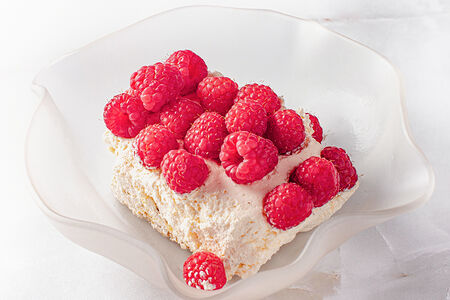 Наполеон с сезонными ягодами