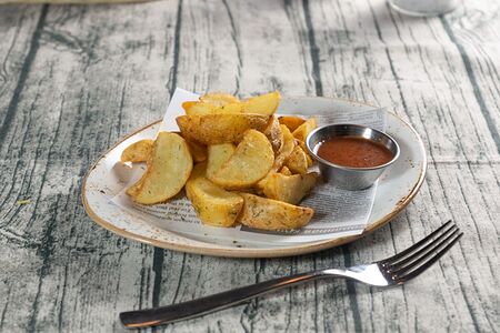 Картофель айдахо с томатно-чесночным соусом