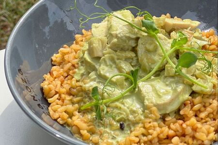 Индейка с булгуром и соусом матча