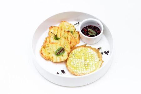 Запеченный Камамбер с ягодами