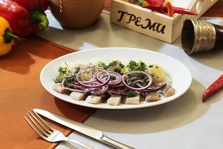 Сельдь с картофелем и маринованным красным луком