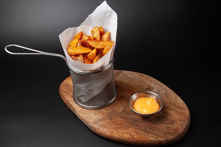 Картошечка по-деревенски с сырным соусом