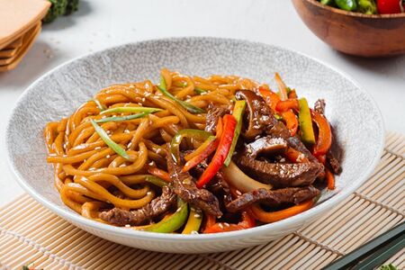 Вок с лапшой и говядиной