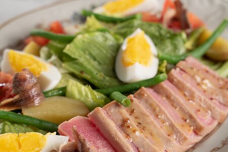 Нисуаз с татаки из свежего тунца