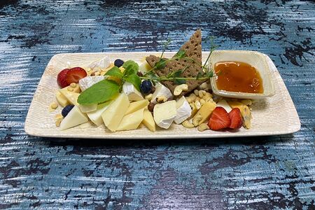 Ассорти пикантных сыров