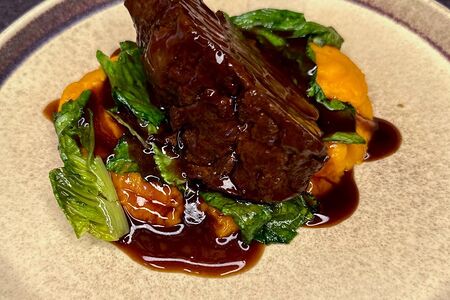 Телячьи щечки с муссом из батата и чипсами из киноа