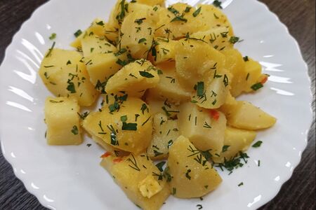 Отварной картофель с зеленью и маслом