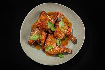 Цыпленок с кешью и базиликом