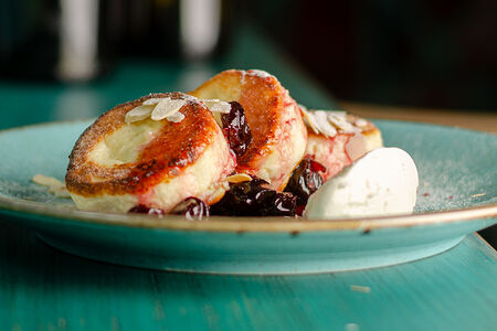 Сырники крем-чиз с джемом