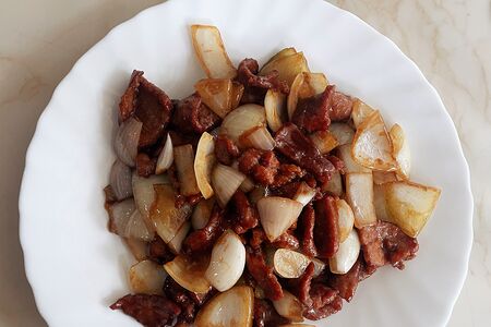 Жареная говядина с луком