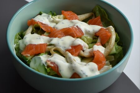 Салат с лососем и сливочным соусом