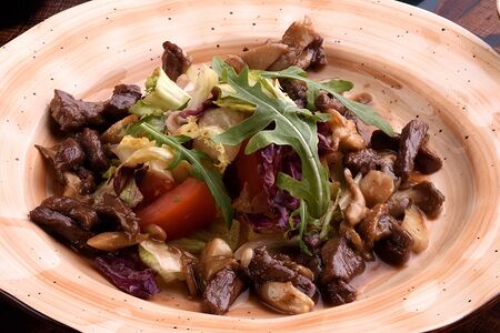 Тёплый салат с говядиной и грибами
