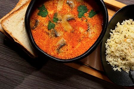 Тайский острый суп с креветками