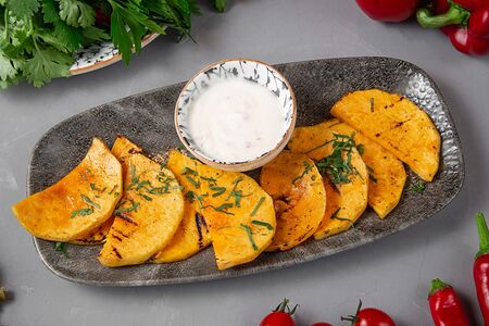 Тыква на гриле с йогуртовым кремом