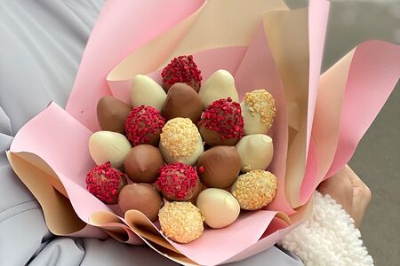 Букет из клубники в молочном и белом шоколаде Брависсимо