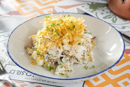 Салат с куриной грудкой и картофельным паем