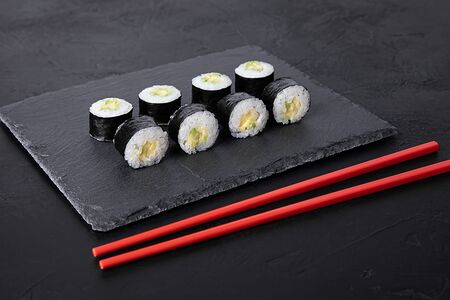 Ролл с авокадо