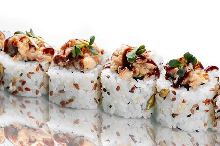 Ролл с тартаром из угря