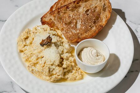 Трюфельный скрэмбл с пармезаном и тостами из домашнего хлеба