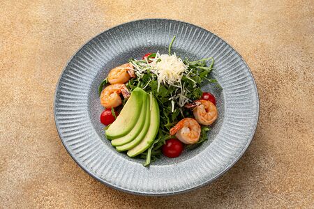 Рукола с креветками и авокадо