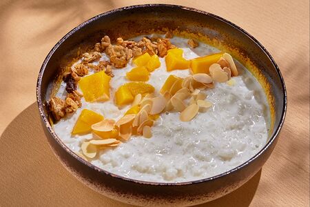 Каша рисовая с манго и миндалем