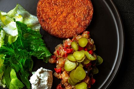 Хашбраун с печеными овощами и творожным сыром