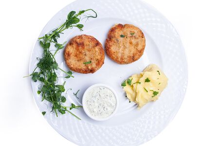 Котлеты из судака, соус тар-тар, картофельное пюре