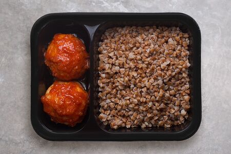 Тефтели куриные в томатном соусе с гречей