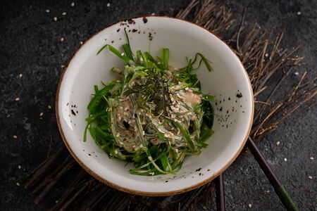 Салат Чука с ореховым соусом